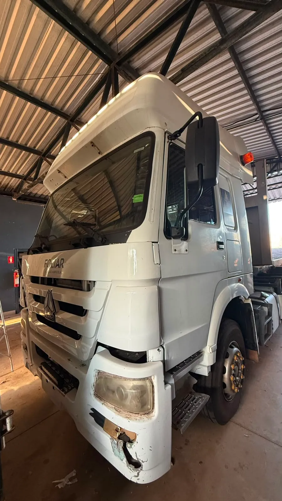 Caminhão Sinotruk roll-on roll-off com prancha e tanque